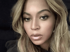 Beyoncé Selfie Blonde Hair