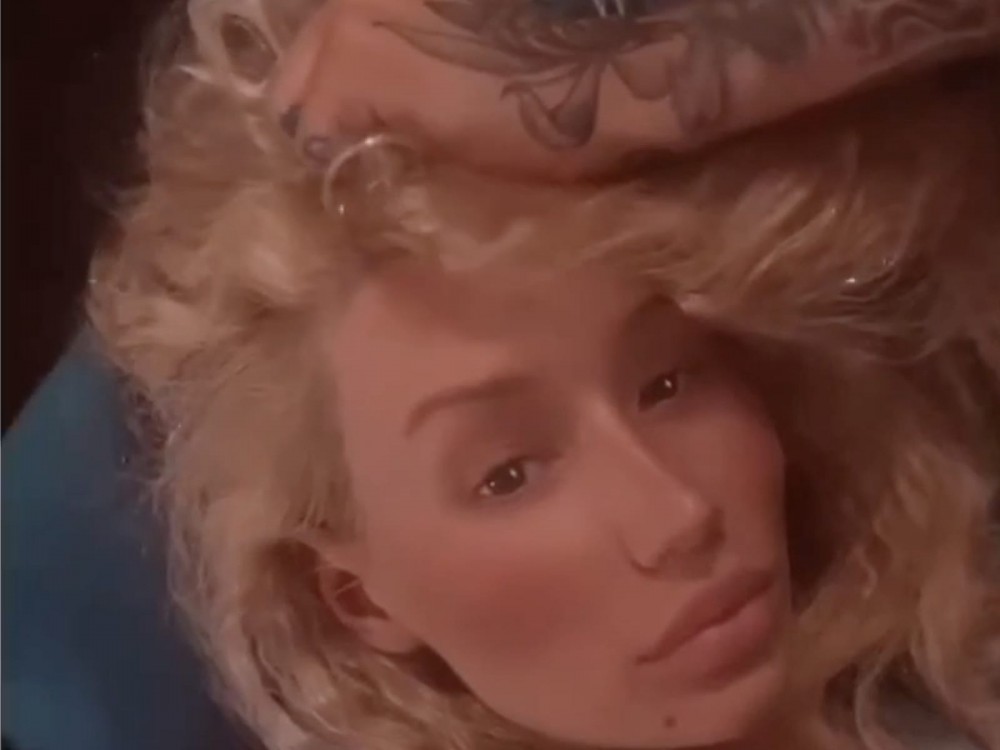 Iggy Azalea Refuses To Leave Her Bed + Turns Up To Music