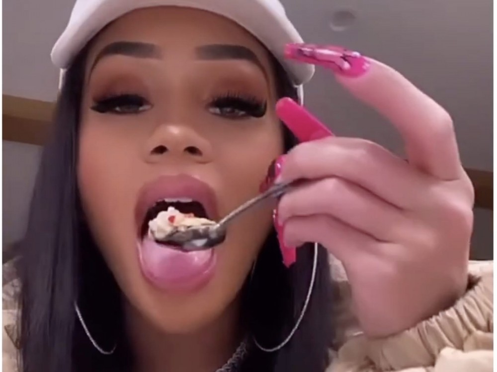 Saweetie Gives Priceless Reaction After Eating Tasty Oyster 2