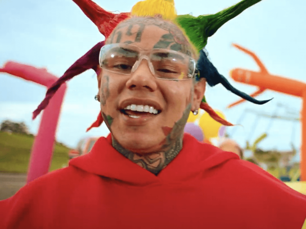 Tekashi 6ix9ine Caught Working Out In Public W/ Security Guard