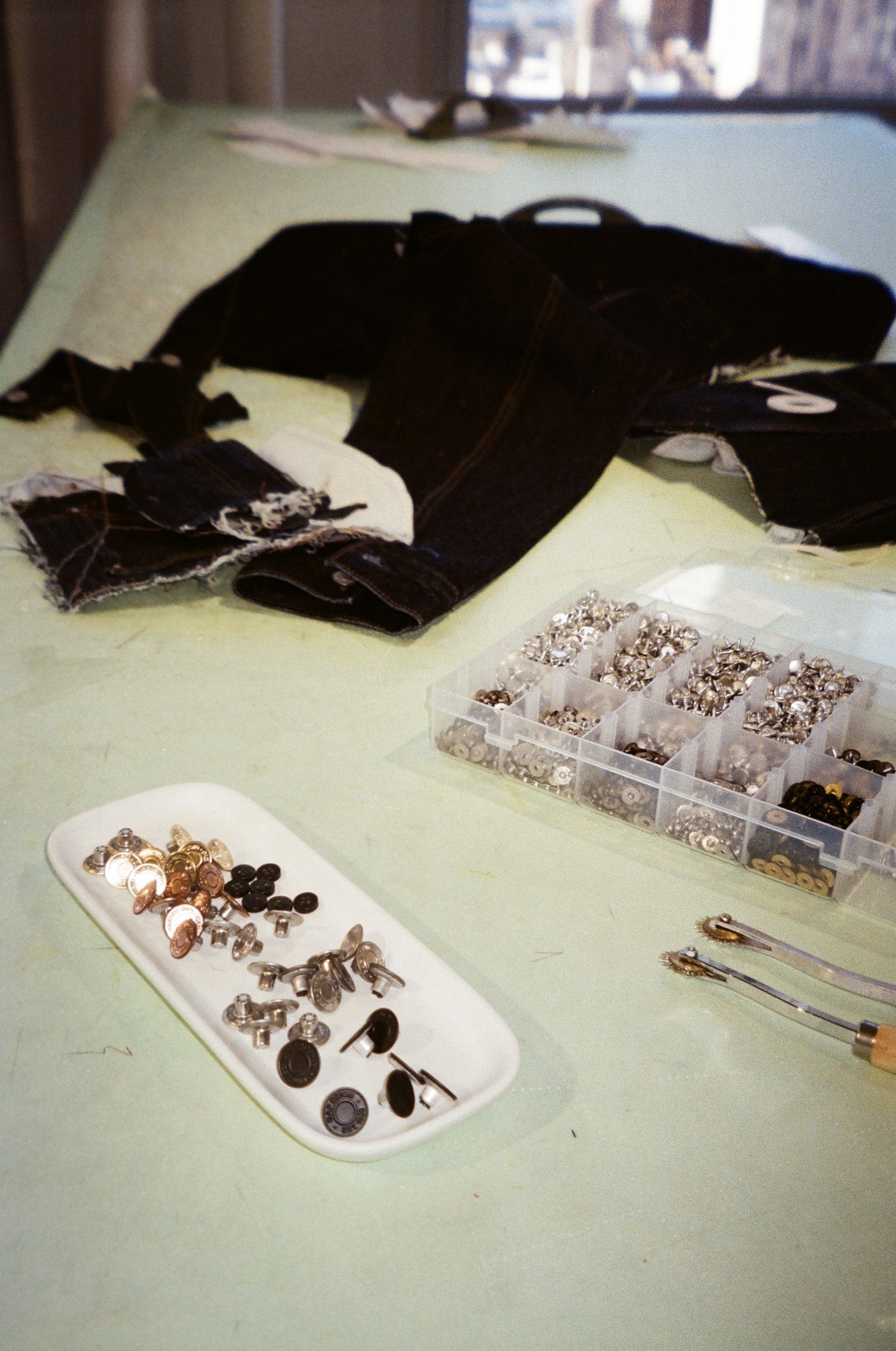 Leon Thomas’s 2026 Grammy look was denim couture