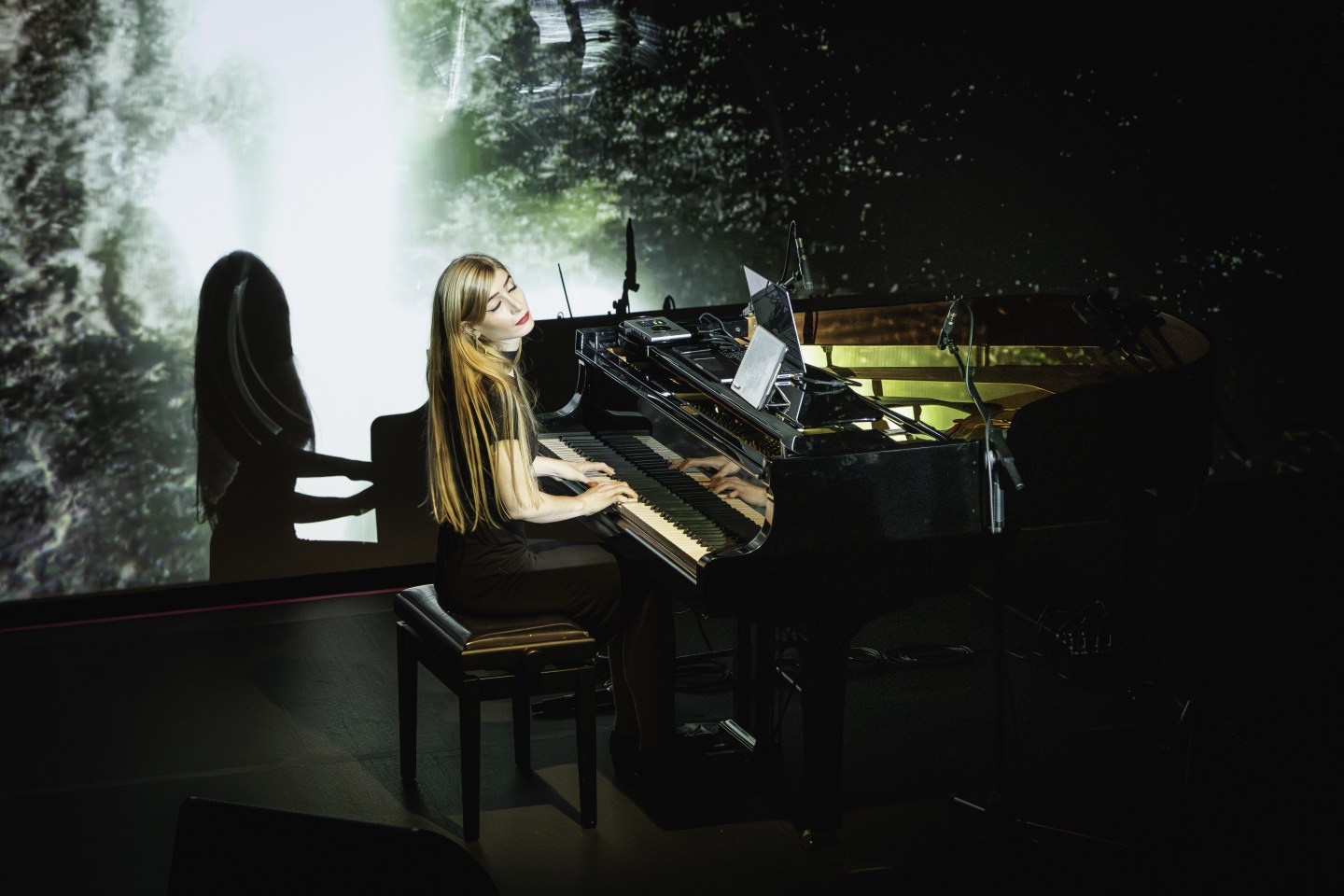 Kelly Moran performs in Portugal.